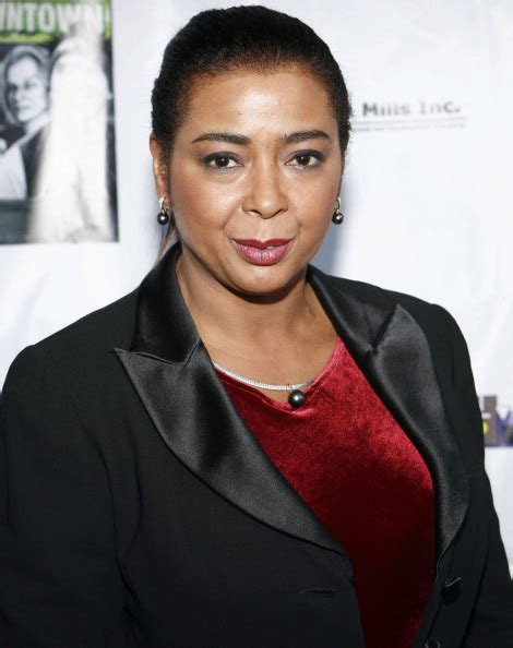 Morre Irene Cara cantora de músicas icônicas dos filmes Flashdance e