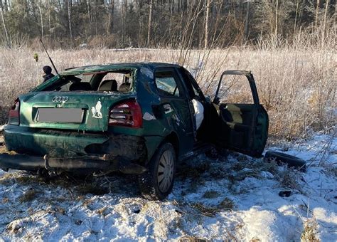 Wypadek w Borawem w gminie Rzekuń 27 12 2021 auto wypadło z drogi i