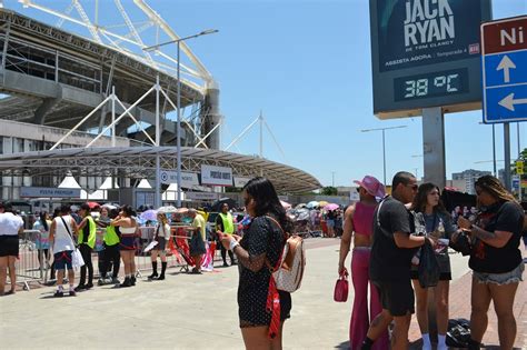 F S Acampados Passam Mal Calor Em Fila De Show Do Rbd No Rio De