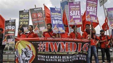 Aksi Buruh Peringati Iwmd