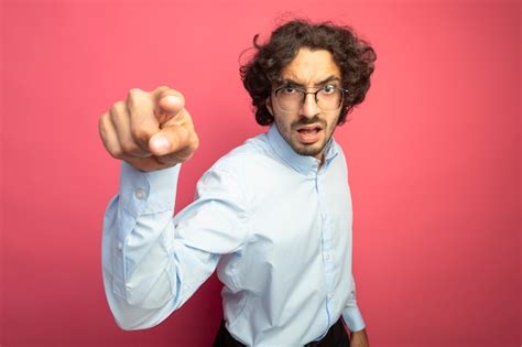 Frunciendo El Ce O A Joven Guapo Con Gafas Mirando Y Apuntando Al