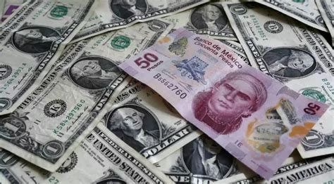 Peso mexicano baja levemente frente al dólar