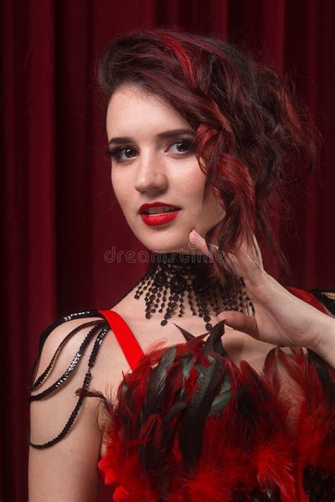 Portrait Dune Fille Sexy Sur Fond Rouge Photo Stock Image Du Jeune