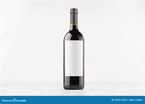 La Botella De Vino Oscura Con La Etiqueta Blanca En Blanco En El