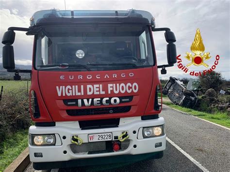 Sardegna Auto Esce Fuori Strada E Si Ribalta Un Ferito Cagliari