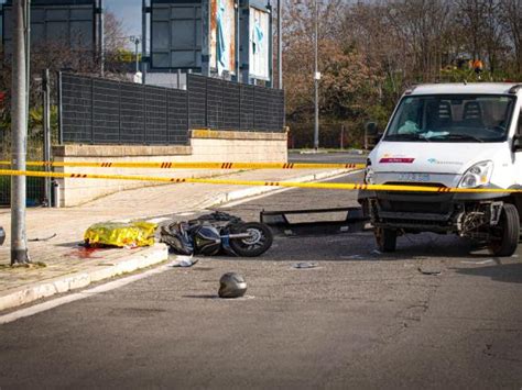 Roma Incidente Stradale Alla Stazione Prenestina Scooter Contro Mezzo