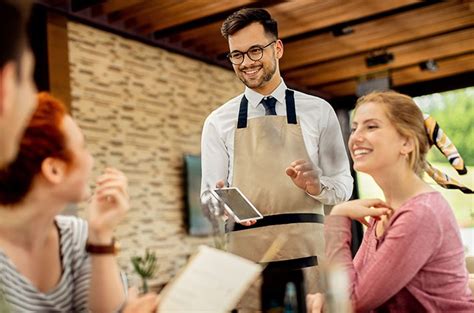 Como atender clientes no restaurante excelência