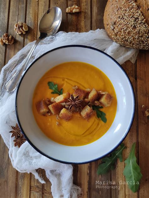 Crema De Calabaza Al Curry Con Yogur Griego Y Croûtons Especiados