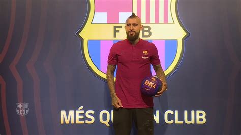 Arturo Vidal é apresentado como jogador do Barcelona YouTube