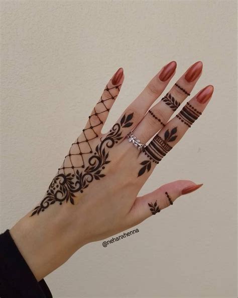 Pin di Romy Djou su mehendi tattoos Tatuaggi con henna Hennè