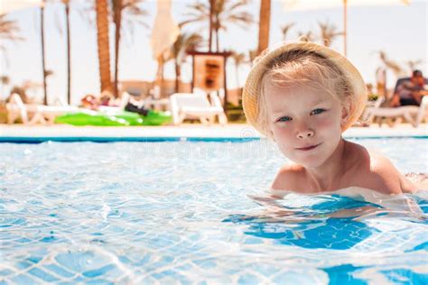 Petite Fille Heureuse Mignonne Ayant L Amusement Dans La Piscine Image