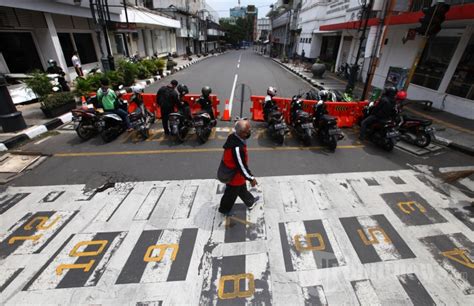 Beberapa Jalan Utama Ditutup Begini Suasana PSBB Di Bandung Foto 1