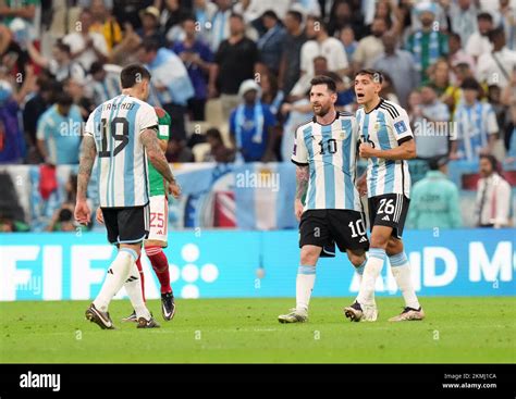 Argentiniens Lionel Messi und Nahuel Molina feiern anschließende