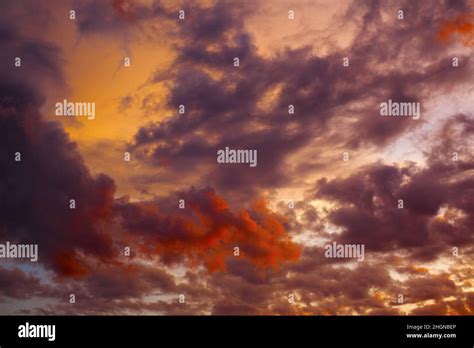 Hermosas Formaciones De Nubes Durante La Puesta De Sol Nubes Rojas Y