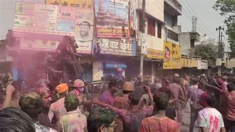 Holi 2024 पहले शराब पिलाते फिर मारते हैं जूते यहां होली पर क्यों