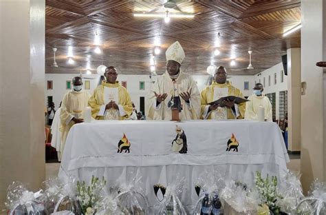 B Nin Glise Catholique Une Solennit Aux Allures D Anniversaire Pour