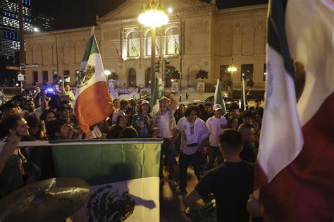 Chicagoans Caravan Downtown To Celebrate Mexican Independence Day