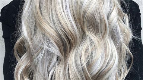 Herringbone Highlights Are The Best Way To Transition Into Going Gray