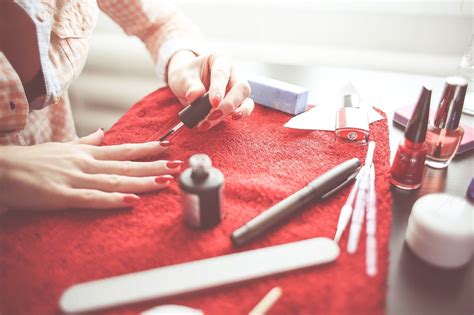 Comment bien poser son vernis à ongles