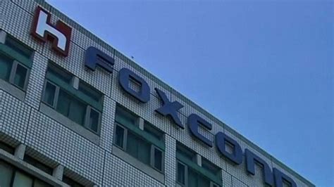 Video Workers clash with police at Foxconn factory in China - ABC News