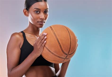 Portrait De Basket ball Sport Et Entraînement Femme Prête Pour Le Défi