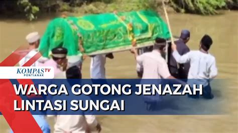 Puluhan Tahun Tak Ada Jembatan Warga Lampung Gotong Jenazah Ke