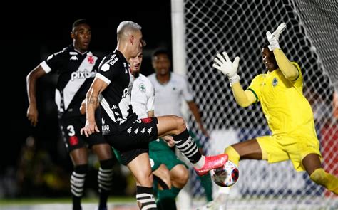 Em Alta No Vasco Puma Far Duelo Lateral Do Flamengo Por