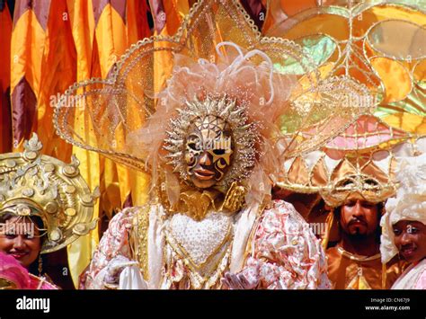 Dancing caribbean costumes hi-res stock photography and images - Alamy