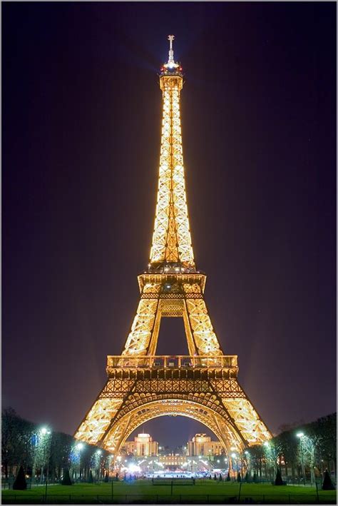 Tour Eiffel Illuminée La Nuit Vue Depuis Le Champ De Mars Canon 20d