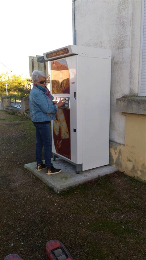 Nouveau Distributeur Automatique De Baguettes Le Petit Journal