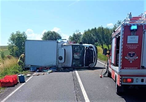 Wypadek na drodze wojewódzkiej nr 794 Wywrócił się samochód dostawczy