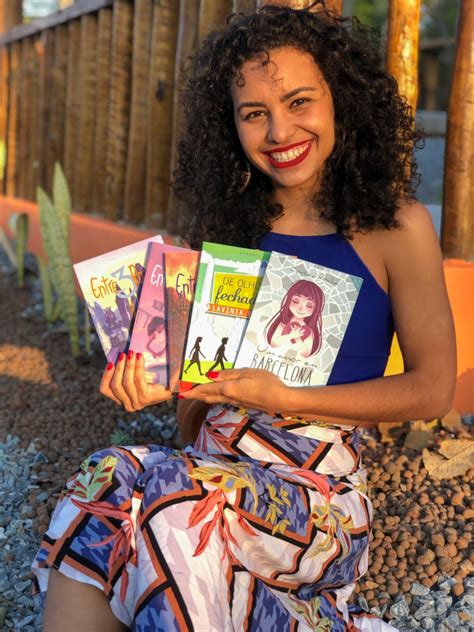 Professora que viralizou com aula sobre África ganha prêmio nacional de