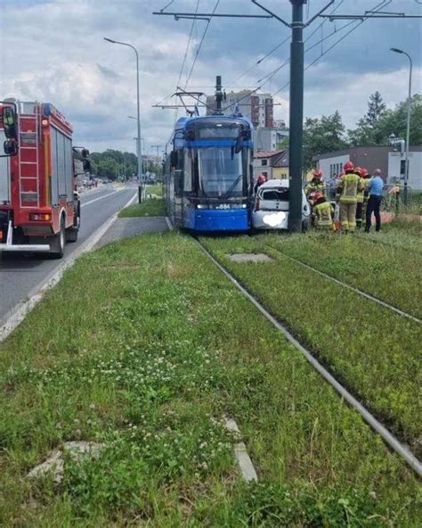 Tramwaj Zderzy Si Z Samochodem Osobowym W Krakowie Jest Osoba Ranna