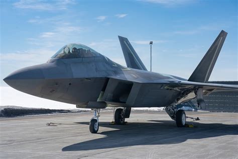 Caça F 22 Raptor Severamente Danificado Volta A Voar Após Cinco Anos