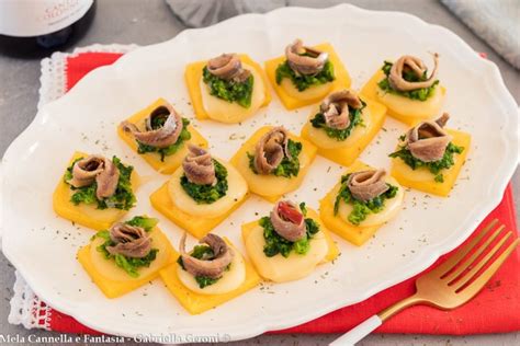 Crostini Di Polenta Con Formaggio Cime Di Rapa E Acciughe