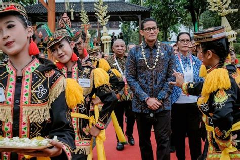 Dipakai Sandiaga Dan Delegasi Atf Ini Makna Motif Batik Pinus