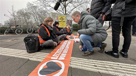 Düsseldorf Klimaaktivisten kleben sich auf Straße fest