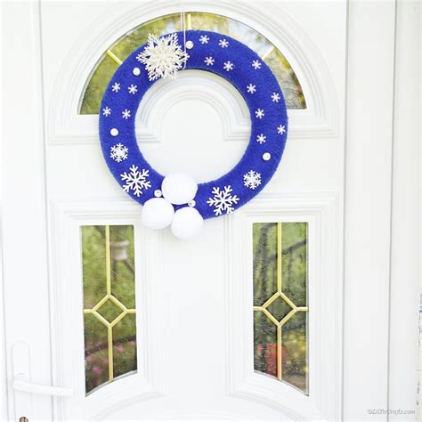 Festive Snowflake Christmas Wreath (With video) - DIY & Crafts