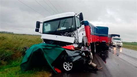 Dos muertos por un choque entre un auto y un camión en la Ruta 158