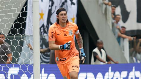 Goleiro do Corinthians se mantém como jogador mais defesas por jogo