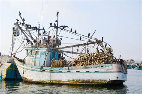 PARACAS PÉROU 11 JUIN 2013 Vieux Bateau De Pêche Local Avec Des