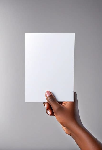 Una Mano Que Sostiene Un Papel En Blanco Foto Premium