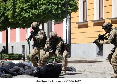 6 330 Police Hostage Images Stock Photos Vectors Shutterstock