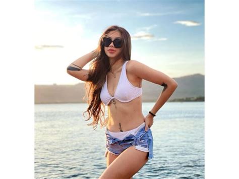 10 Hot Sexy Zainab Bikini Pics