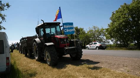 FOTO Fermierii din toată țara își scot miercuri 7 iunie tractoarele la