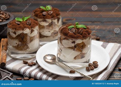 Postre Cl Sico Del Tiramisu En Un Vidrio En Fondo De Madera Foto De