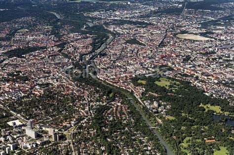 M Nchen Von Oben Stadtansicht Am Ufer Des Flu Verlaufes Der Isar In