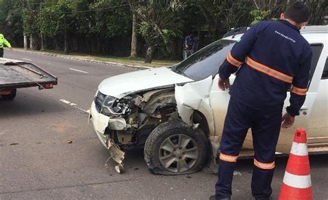 Motorista Fica Preso Nas Ferragens Ap S Bater Em Carro Que Desviava De