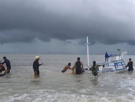 Tripulantes S O Resgatados Ap S Barco Naufragar Na Praia Da Ponta D