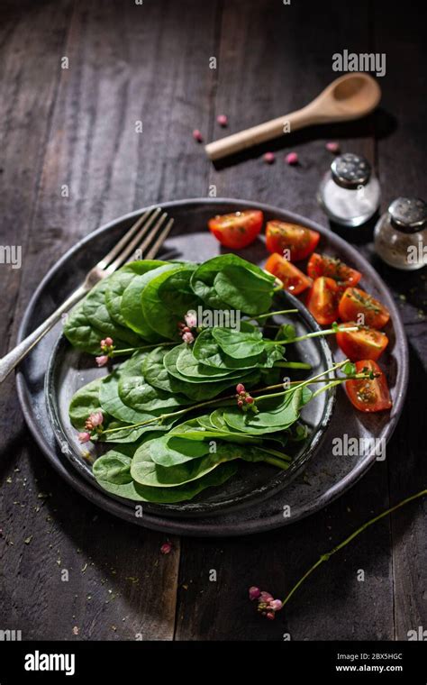 Ensalada De Espinacas Y Tomate Merienda Saludable Comida Y Bebida Baja